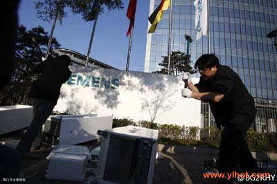 老罗英语创始人罗永浩在京砸冰箱维权