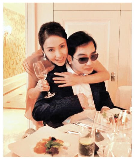 黎姿搂着弟弟黎婴